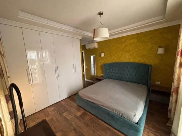 Tirane, jepet me qera apartament 3+1+Ballkon Kati 4, 138 m² 1.800 € (RRUGA ALLA, LIQENI)