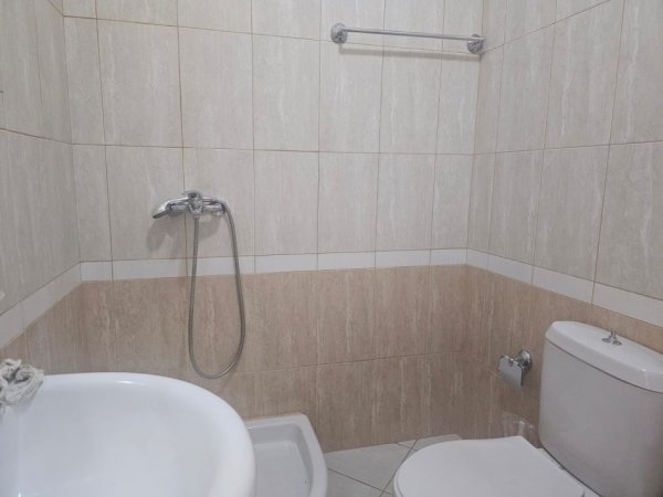 Tirane, jepet me qera apartament 1+1+Ballkon Kati 3, 65 m² 450 € (Ali Demi)