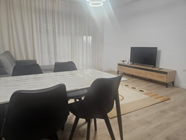 Tirane, jepet me qera apartament 1+1+Ballkon Kati 3, 65 m² 450 € (Ali Demi)