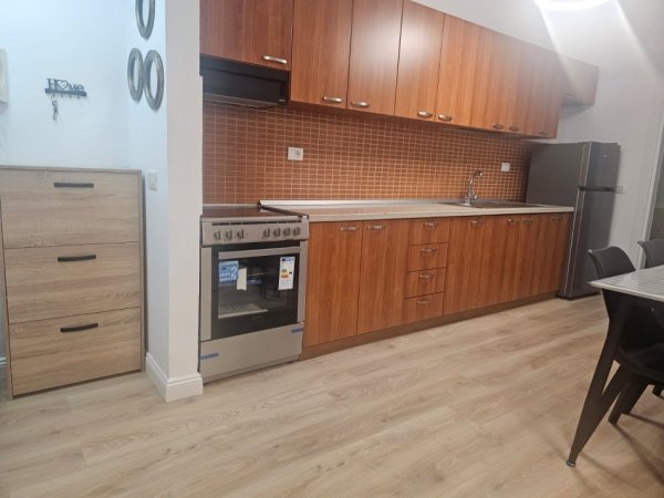 Tirane, jepet me qera apartament 1+1+Ballkon Kati 3, 65 m² 450 € (Ali Demi)
