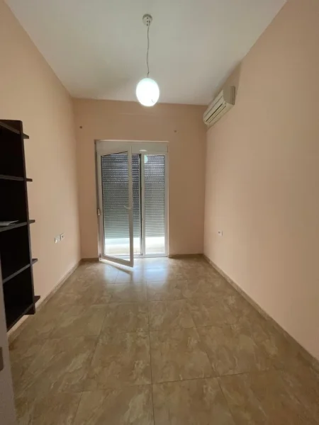Tirane, jepet me qera apartament 2+1+Ballkon Kati 1, 85 m² 520 € (Residenca Kodra e Diellit)