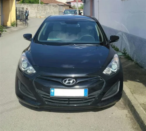 Tirane, shitet makine HYUNDAI i30 2013 1.6 NAFTE Nafte, e zeze manuale Kondicioner 200.000 km 6.000 €