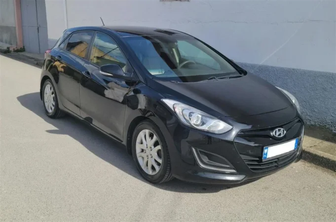 Tirane, shitet makine HYUNDAI i30 2013 1.6 NAFTE Nafte, e zeze manuale Kondicioner 200.000 km 6.000 €