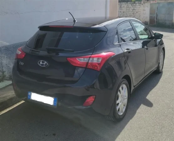 Tirane, shitet makine HYUNDAI i30 2013 1.6 NAFTE Nafte, e zeze manuale Kondicioner 200.000 km 6.000 €
