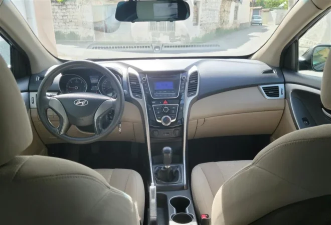 Tirane, shitet makine HYUNDAI i30 2013 1.6 NAFTE Nafte, e zeze manuale Kondicioner 200.000 km 6.000 €