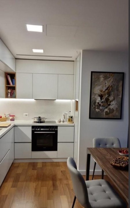 Tirane, jepet me qera apartament 2+1 ,ne rrugen e Barrikadave  132 m²