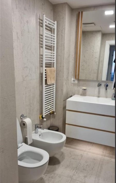 Tirane, jepet me qera apartament 2+1 ,ne rrugen e Barrikadave  132 m²