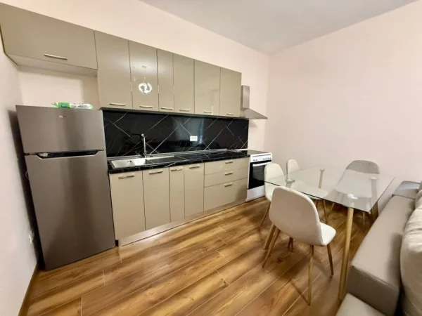 Tirane, jepet me qera apartament 1+1 Kati 4, 73 m² 650 € (Tek Rruga e Kavajes, prane xhamise Dine Hoxha,)