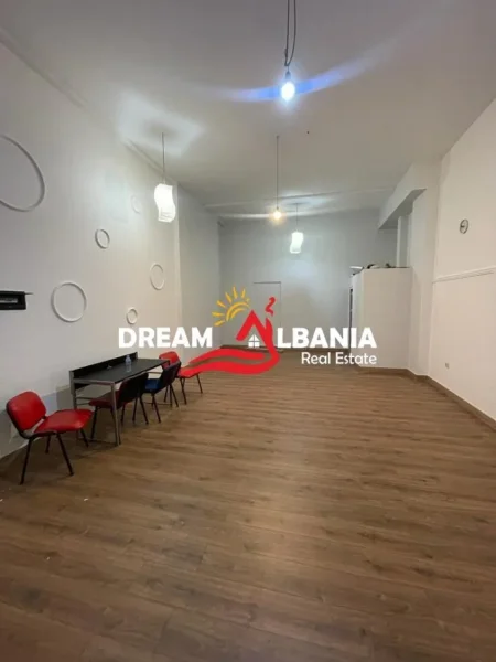 Tirane, jepet me qera zyre , 62 m² 350 € (Ish Parku)
