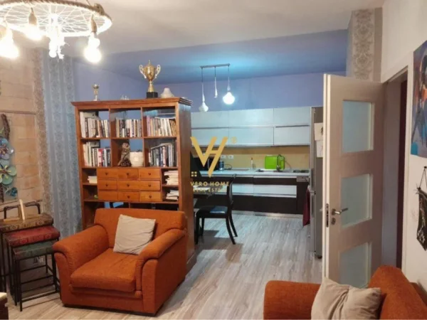 Tirane, jepet me qera apartament 2+1+Ballkon Kati 3, 120 m² 600 € (KOMUNA E PARISIT)