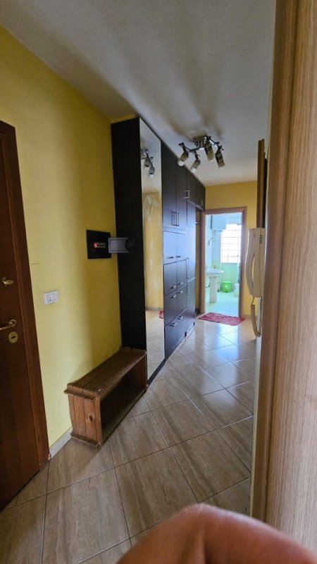 Tirane, jepet me qera apartament 2+1 Kati 5, 110 m² 450 € (Tek Stacioni i Trenit, ne rrugen Jordan Misja, prane AlbMarket)