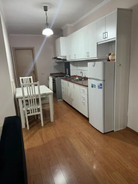 Tirane, jepet me qera apartament 1+1 Kati 6, 70 m²,560 euro, (Tek 21 Dhjetori, ne rrugen Muhamed Gjollesha, prane Hotel Mondial)