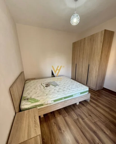 Tirane, jepet me qera apartament 1+1+Ballkon Kati 5, 73 m² 700 € (RRUGA E KAVAJES)