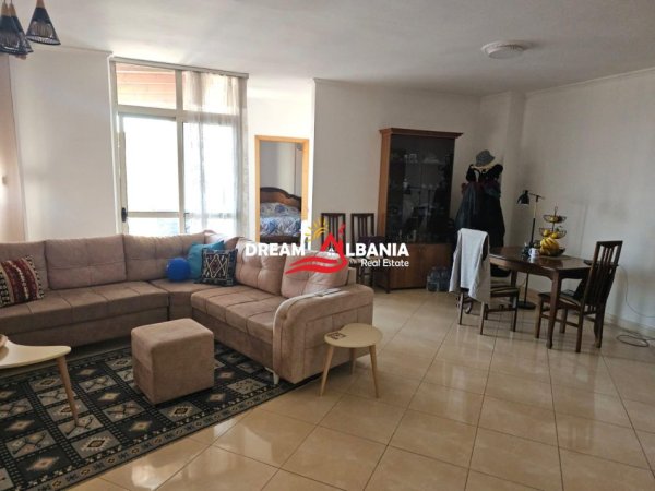 Tirane, jepet me qera apartament 2+1 , 110 m² 650 € (Rruga e Barrikadave)