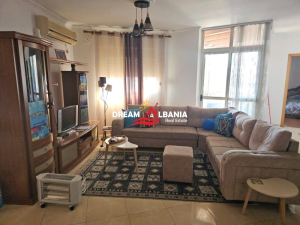Tirane, jepet me qera apartament 2+1 , 110 m² 650 € (Rruga e Barrikadave)