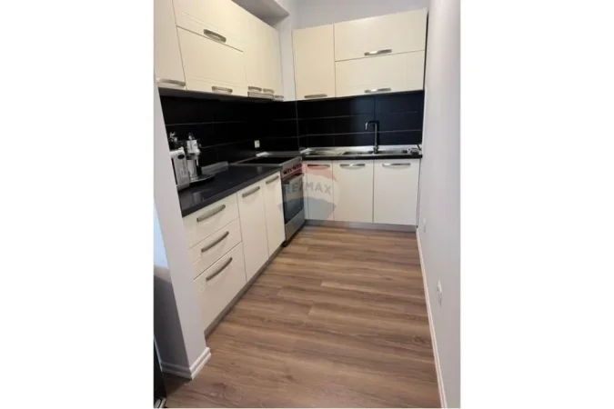 Tirane, jepet me qera apartament 2+1+Ballkon , 105 m² 800 € (Liqeni i Thate)