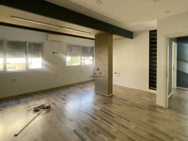 Tirane, jepet me qera zyre , 108 m² 150.000 € (NDODHET PRANE KRYQEZIMIT TE SHESHI WILSON)