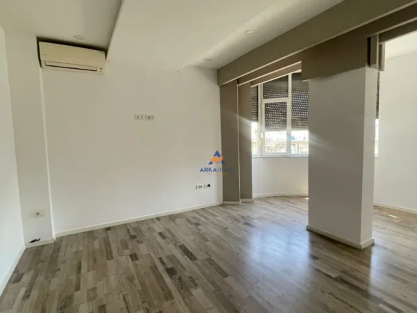 Tirane, jepet me qera zyre , 108 m² 150.000 € (NDODHET PRANE KRYQEZIMIT TE SHESHI WILSON)