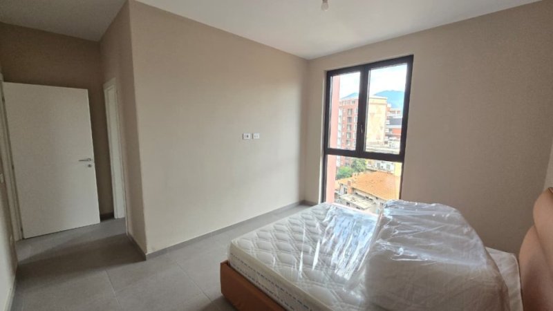 Tirane, jepet me qera apartament 3+1 Kati 6, 136 m² 1.500 € (Rruga e Kavajes)