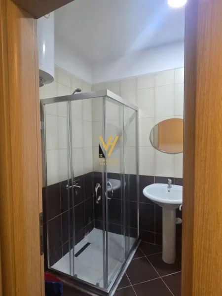 Tirane, jepet me qera apartament 2+1+Ballkon Kati 3, 120 m² 500 € (KOMBINAT)