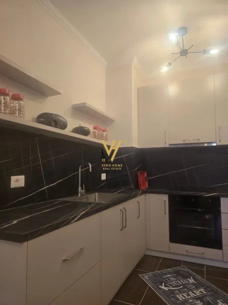 Tirane, jepet me qera apartament 2+1+Ballkon Kati 3, 120 m² 500 € (KOMBINAT)