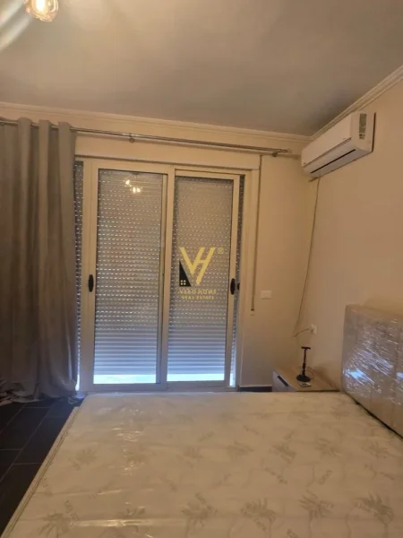 Tirane, jepet me qera apartament 2+1+Ballkon Kati 3, 120 m² 500 € (KOMBINAT)