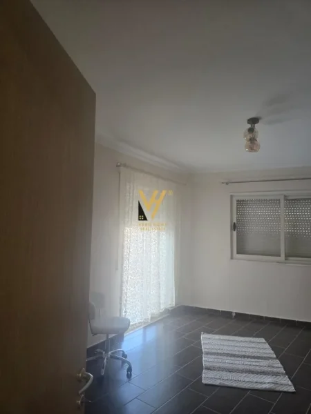Tirane, jepet me qera apartament 2+1+Ballkon Kati 3, 120 m² 500 € (KOMBINAT)