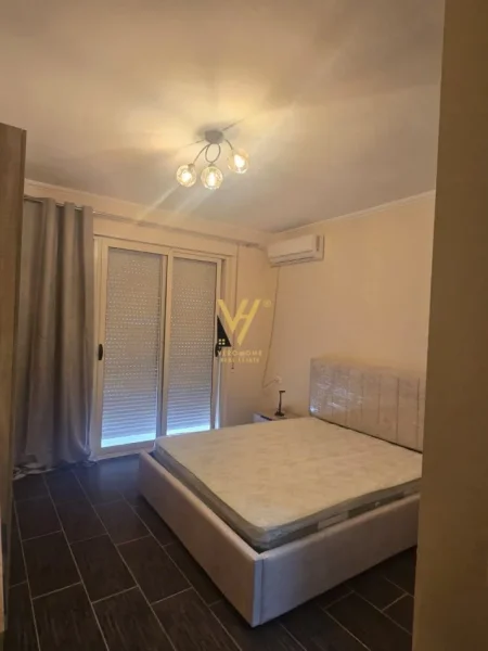 Tirane, jepet me qera apartament 2+1+Ballkon Kati 3, 120 m² 500 € (KOMBINAT)