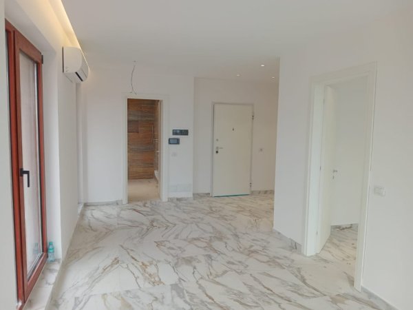 Tirane, jepet me qera zyre Kati 7, 70 m² 1.000 € (prane Kishes Katolike)