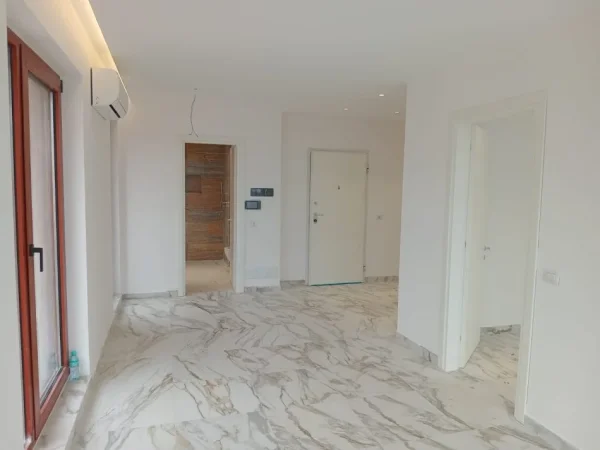 Tirane, jepet me qera zyre Kati 7, 70 m² 1.000 € (prane Kishes Katolike)