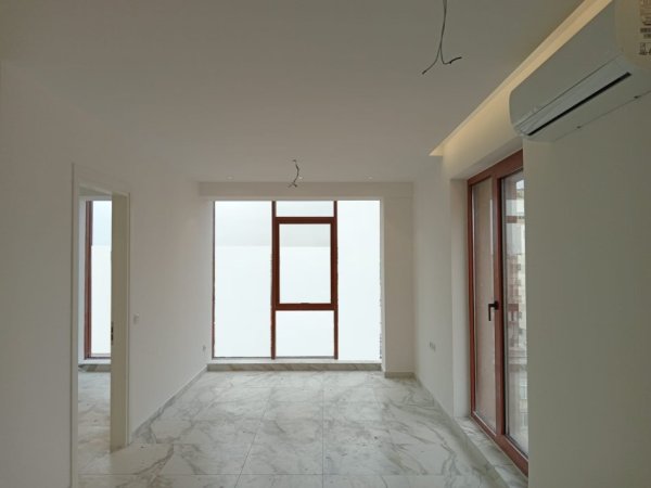 Tirane, jepet me qera zyre Kati 7, 70 m² 1.000 € (prane Kishes Katolike)