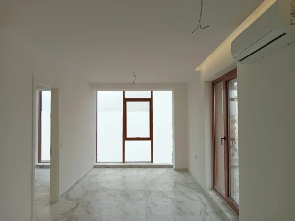 Tirane, jepet me qera zyre Kati 7, 70 m² 1.000 € (prane Kishes Katolike)