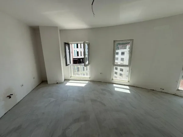Tirane, jepet me qera zyre Kati 6, 150 m² 2.000 € 