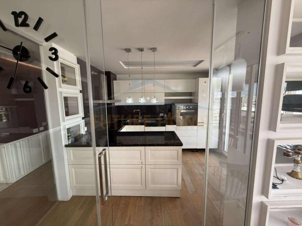 Tirane, jepet me qera apartament 2+1+Ballkon Kati 5, 135 m² 1.100 € (Kodra e Diellit)