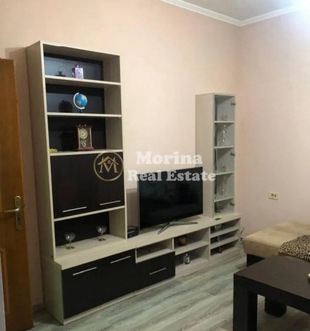 Tirane, jepet me qera apartament 2+1 Kati 1, 65 m² 250 € (Shkoze)