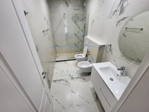Tirane, jepet me qera apartament 2+1+Ballkon Kati 1, 126 m² 1.200 € 