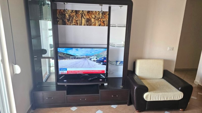 JEPET ME QERA 2+1 TEK ZOGU I ZI , SHUME AFER QENDRES ,650 Euro me kontrate noteriale , te huaj vetem.