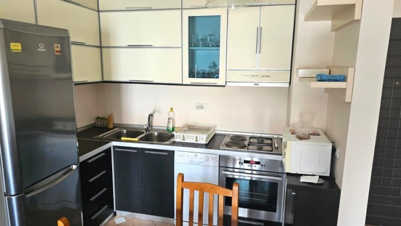 JEPET ME QERA 2+1 TEK ZOGU I ZI , SHUME AFER QENDRES ,650 Euro me kontrate noteriale , te huaj vetem.