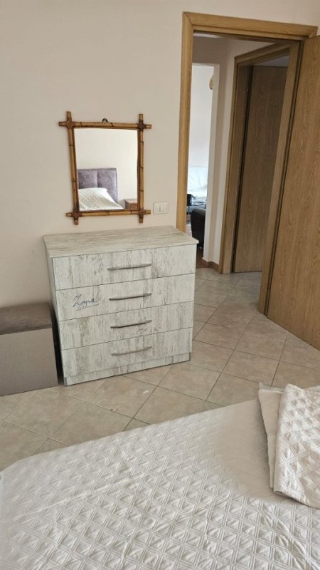 JEPET ME QERA 2+1 TEK ZOGU I ZI , SHUME AFER QENDRES ,650 Euro me kontrate noteriale , te huaj vetem.