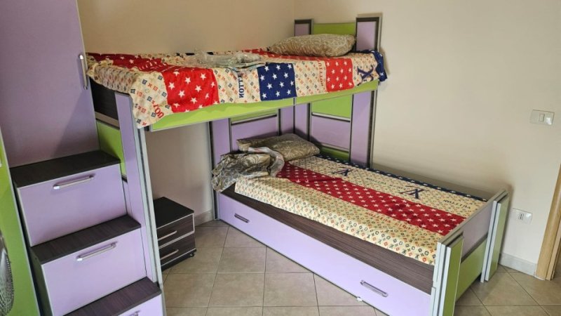 JEPET ME QERA 2+1 TEK ZOGU I ZI , SHUME AFER QENDRES ,650 Euro me kontrate noteriale , te huaj vetem.