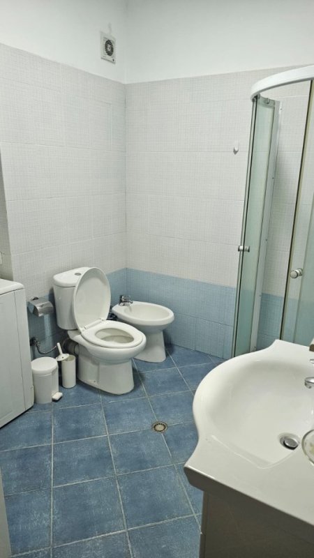 JEPET ME QERA 2+1 TEK ZOGU I ZI , SHUME AFER QENDRES ,650 Euro me kontrate noteriale , te huaj vetem.