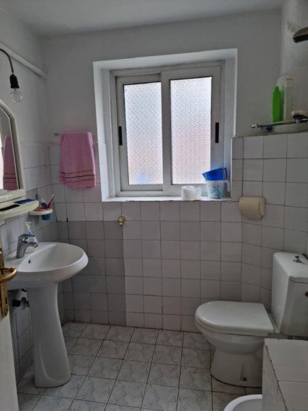 Tirane, jepet me qera apartament 2+1+Ballkon Kati 3, 68 m² 450 € (RRUGA E DURRESIT)