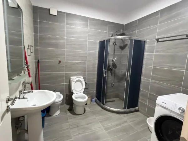 Tirane, jepet me qera apartament 1+1+Ballkon Kati 7, 65 m² 450 € 