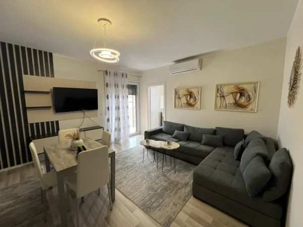 Tirane, jepet me qera apartament 1+1+Ballkon Kati 7, 65 m² 450 € 