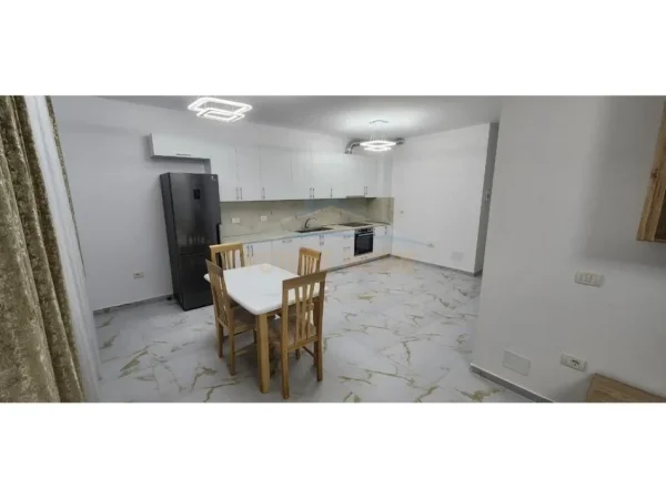 Tirane, jepet me qera apartament 2+1 Kati 1, 120 m² 700 € 