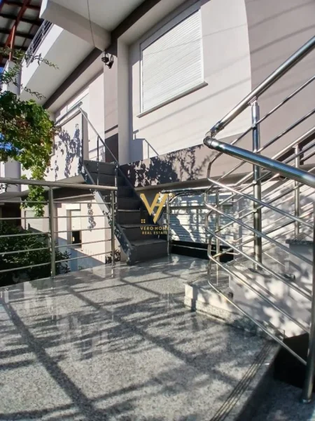 Tirane, jepet me qera apartament 2+1+Ballkon Kati 2, 110 m² 550 € (FRIGORIFERI)