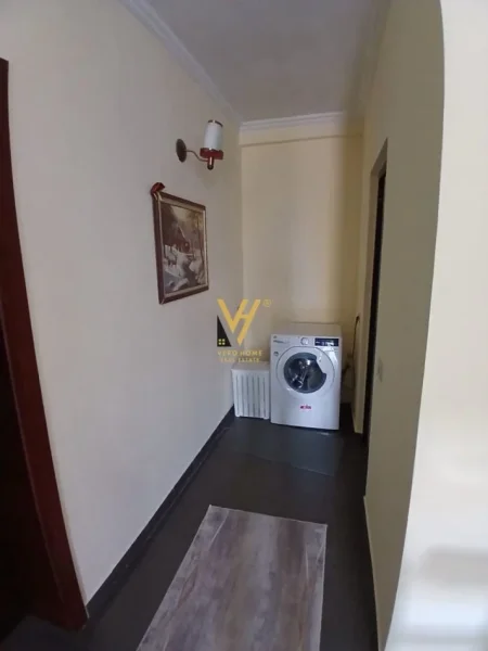 Tirane, jepet me qera apartament 2+1+Ballkon Kati 2, 110 m² 550 € (FRIGORIFERI)