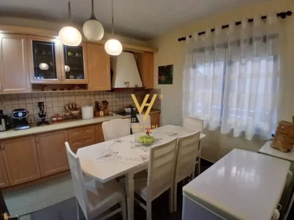 Tirane, jepet me qera apartament 2+1+Ballkon Kati 2, 110 m² 550 € (FRIGORIFERI)