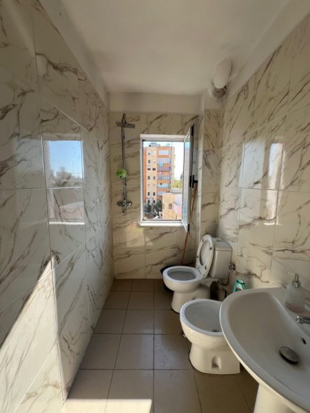 Tirane, shitet apartament 2+1+Ballkon Kati 4, 79 m² 130.000 € (Brryli)
