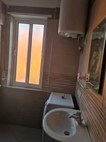 Tirane, jepet me qera garsonier Kati 5, 36 m² 380 € (Rruga Njazi Meka)